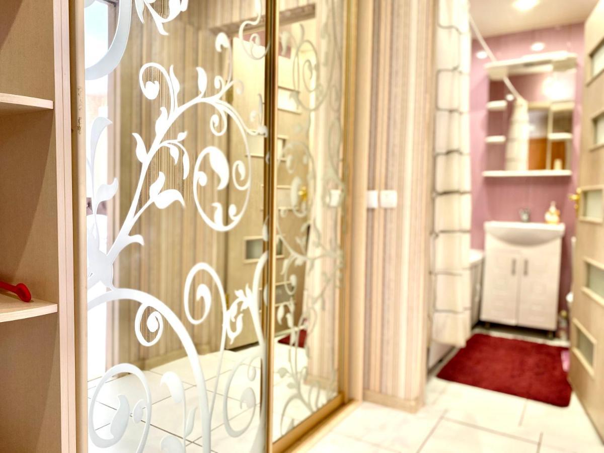 Apartpoltava: Elegant City Center Apartment Near Chestnut Alley Exterior photo